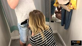 Быстрый отсос и трах в пилотку молоденькой девки в примерочной магазина