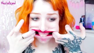 Рыжая тёлка с длинным языком с помощью дилдо показывает возможности своего большого рта