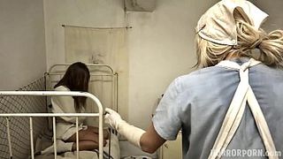 Врач и санитарка насилуют связанную пациентку психиатрической лечебницы