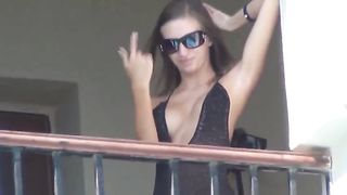 Парень трахает в зад похотливую туристку на балконе ее номера в отеле