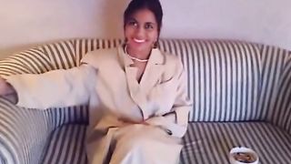 Бразильская проститутка показывает большие сиськи и хвастается узким влагалищем