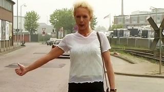 Зрелая мамаша занимается с сыном сексом в машине на авто-мойке